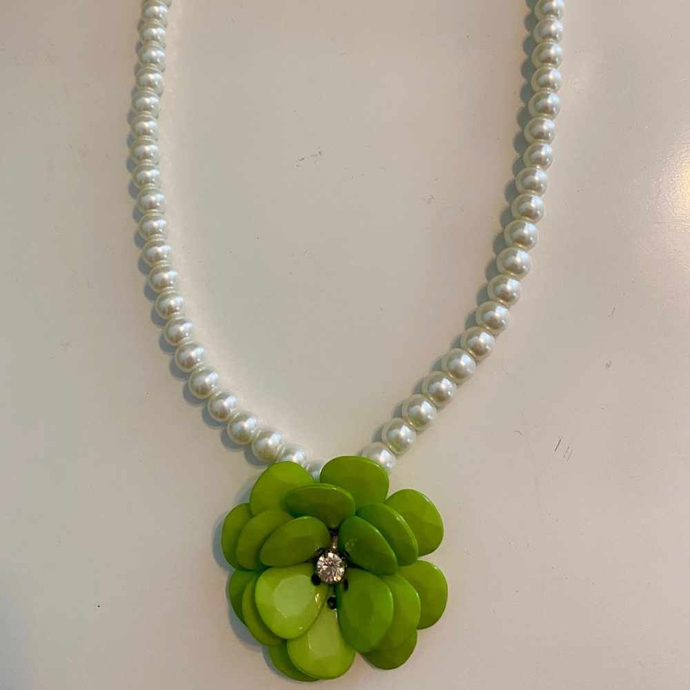 Pearl necklace with a green petal flower